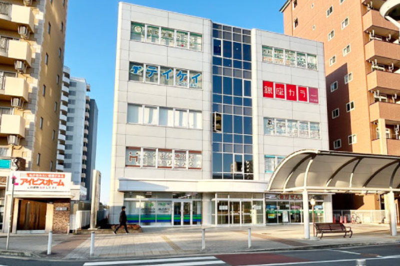 研究学園駅ロータリー向かいの3階がブルーム研究学園です